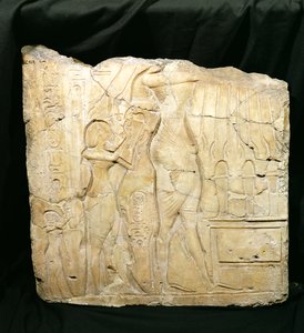 Relieffragment, der forestiller Akhenaten efterfulgt af Nefertiti og Meritaten foran et offerbord, New Kingdom (alabaster)